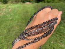 Charger l'image dans la galerie, Perles en quartz avec inclusions de tourmaline entre 4 et 8mm QTQ