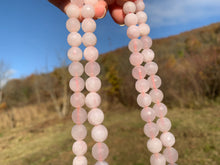 Charger l'image dans la galerie, Perles en quartz rose facettées non transparentes entre 4 et 12mm