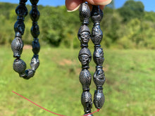 Charger l'image dans la galerie, Perles en hematite, forme bouddha