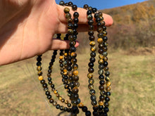 Charger l'image dans la galerie, Perles en oeil de tigre mélangé avec de l'oeil de faucon entre 6 et 10mm