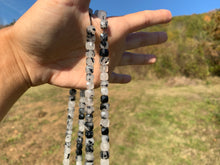 Charger l'image dans la galerie, Perles en quartz avec inclusions de tourmaline forme carré entre 5 et 9mm