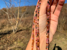 Charger l'image dans la galerie, Perles en tourmaline multicolore facettée entre 2 et 5mm