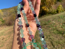 Charger l'image dans la galerie, Perles en fluorite / fluorine forme diamant entre 6 et 10mm