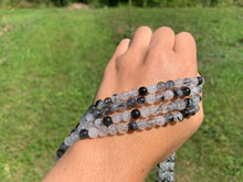 Charger l'image dans la galerie, Perles en quartz avec inclusions de tourmaline entre 4 et 12mm, QTU