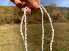 Charger l'image dans la galerie, Perles en nacre blanche forme goutte