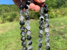 Charger l'image dans la galerie, Perles en quartz avec inclusions de tourmaline entre 8 et 12mm, QTT