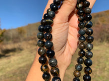 Charger l'image dans la galerie, Perles en oeil de tigre mélangé avec de l'oeil de faucon entre 6 et 10mm