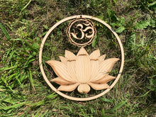 Charger l'image dans la galerie, Lotus avec Om en bois