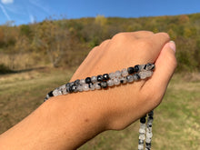 Charger l'image dans la galerie, Perles en quartz avec inclusions de tourmaline forme carré entre 5 et 9mm