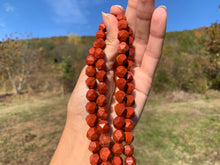 Charger l'image dans la galerie, Perles en jaspe rouge, forme diamant entre 6 et 10mm