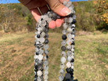 Charger l'image dans la galerie, Perles en quartz avec inclusions de tourmaline forme diamant entre 6 et 10mm