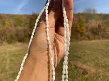 Charger l'image dans la galerie, Perles en nacre blanche forme goutte