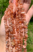 Charger l'image dans la galerie, Perles en pierre de soleil, forme chips