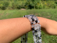 Charger l'image dans la galerie, Perles en quartz avec inclusions de tourmaline entre 4 et 12mm, QTU