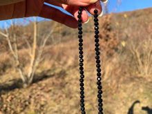 Charger l'image dans la galerie, Perles en spinelle noir facetté entre 2 et 4mm