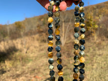 Charger l'image dans la galerie, Perles en oeil de tigre mélangé avec de l'oeil de faucon, forme diamant entre 6 et 10mm