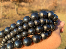 Charger l'image dans la galerie, Perles en hématite avec un aspect mate et polie entre 6 et 12mm