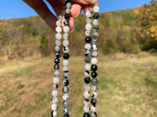 Charger l'image dans la galerie, Perles en quartz avec inclusions de tourmaline forme diamant entre 6 et 10mm