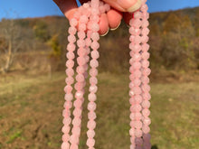 Charger l'image dans la galerie, Perles en quartz rose, forme diamant entre 6 et 10mm