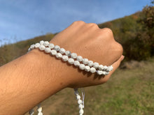 Charger l'image dans la galerie, Perles en howlite, forme diamant entre 6 et 10mm