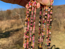 Charger l'image dans la galerie, Perles en tourmaline multicolore entre 3 et 4mm