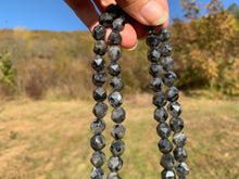 Charger l'image dans la galerie, Perles en larvikite, forme diamant entre 6 et 10mm