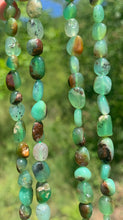 Charger l'image dans la galerie, Perles en chrysoprase, forme petit galet