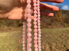 Charger l'image dans la galerie, Perles en quartz rose, forme diamant entre 6 et 10mm