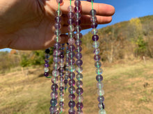 Charger l'image dans la galerie, Perles en fluorite / fluorine entre 8 et 10mm