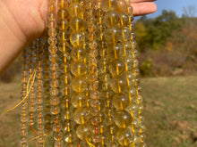 Charger l'image dans la galerie, Perles en quartz à inclusions de rutile entre 6 et 12mm QRD