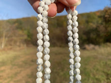 Charger l'image dans la galerie, Perles en howlite, forme diamant entre 6 et 10mm