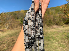 Charger l'image dans la galerie, Perles en quartz avec inclusions de tourmaline forme carré entre 5 et 9mm