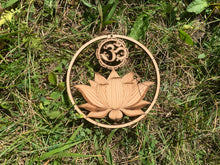 Charger l'image dans la galerie, Lotus avec Om en bois
