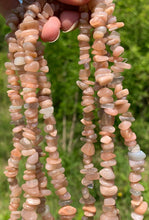 Charger l'image dans la galerie, Perles en pierre de lune pêche, forme chips
