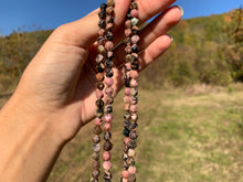 Charger l'image dans la galerie, Perles en rhodonite, forme diamant entre 6 et 10mm