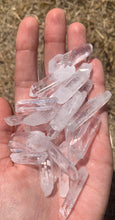 Charger l'image dans la galerie, Cristal de roche, pointe brut, taille moyenne
