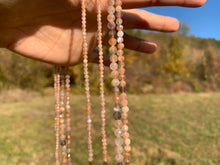 Charger l'image dans la galerie, Perles en pierre de lune multicolore facettées entre 2 et 5,5mm