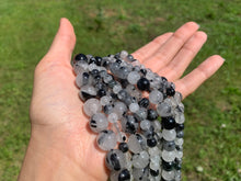 Charger l'image dans la galerie, Perles en quartz avec inclusions de tourmaline entre 4 et 12mm, QTU