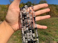 Charger l'image dans la galerie, Perles en quartz avec inclusions de tourmaline forme carré entre 5 et 9mm