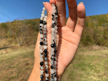 Charger l'image dans la galerie, Perles en quartz avec inclusions de tourmaline forme diamant entre 6 et 10mm