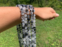 Charger l'image dans la galerie, Perles en quartz avec inclusions de tourmaline entre 8 et 12mm, QTT