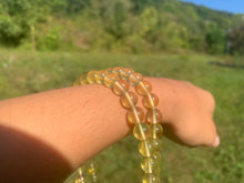 Charger l'image dans la galerie, Perles en fluorite jaune entre 6 et 10mm