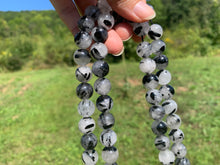 Charger l'image dans la galerie, Perles en quartz avec inclusions de tourmaline entre 8 et 12mm, QTT