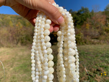 Charger l'image dans la galerie, Perles en nacre blanche entre 2 et 12mm