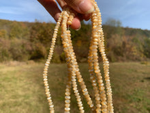 Charger l'image dans la galerie, Perles en nacre beige, forme disque bombé