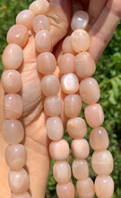 Charger l'image dans la galerie, Perles en pierre de lune pêche, galet de taille moyenne