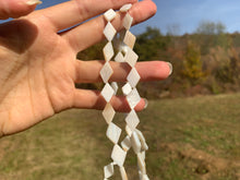 Charger l'image dans la galerie, Perles en nacre forme losange
