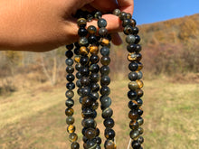 Charger l'image dans la galerie, Perles en oeil de tigre mélangé avec de l'oeil de faucon entre 6 et 10mm