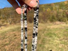 Charger l'image dans la galerie, Perles en quartz avec inclusions de tourmaline forme carré entre 5 et 9mm