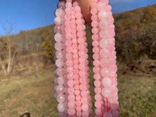 Charger l'image dans la galerie, Perles en quartz rose facettées non transparentes entre 4 et 12mm